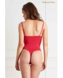 Body string seins nus rouge Le petit secret